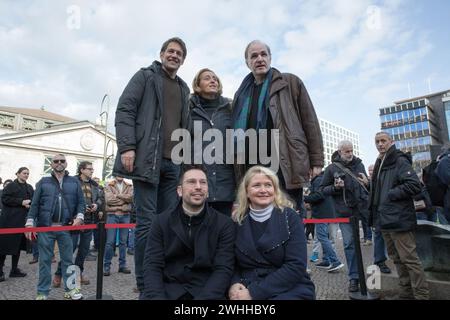 Berlin, Deutschland. Februar 2024. In Berlin, am Wittenbergplatz, erreichte die politische Leidenschaft am 10. Februar 2024 ihren Höhepunkt, als sich Mitglieder und Politiker der AfD zu einer entscheidenden Wahlvorwahl versammelten. Die Veranstaltung unterstrich die tiefe Spaltung innerhalb der deutschen Gesellschaft, da Gegenproteste auf der anderen Seite ausbrachen und eine starke Opposition gegen die Kampagne der AfD signalisierten. Die Kundgebung der AfD verdeutlichte ihre kontroverse Haltung zu Einwanderung und nationaler Identität. Hochkarätige AfD-Persönlichkeiten, darunter die stellvertretende Leiterin Beatrix von Storch, die Berliner AfD-Vorsitzende Kristin Brinker und der Bundestag Stockfoto