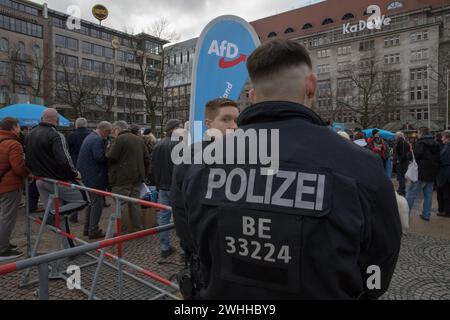 Berlin, Deutschland. Februar 2024. In Berlin, am Wittenbergplatz, erreichte die politische Leidenschaft am 10. Februar 2024 ihren Höhepunkt, als sich Mitglieder und Politiker der AfD zu einer entscheidenden Wahlvorwahl versammelten. Die Veranstaltung unterstrich die tiefe Spaltung innerhalb der deutschen Gesellschaft, da Gegenproteste auf der anderen Seite ausbrachen und eine starke Opposition gegen die Kampagne der AfD signalisierten. Die Kundgebung der AfD verdeutlichte ihre kontroverse Haltung zu Einwanderung und nationaler Identität. Hochkarätige AfD-Persönlichkeiten, darunter die stellvertretende Leiterin Beatrix von Storch, die Berliner AfD-Vorsitzende Kristin Brinker und der Bundestag Stockfoto