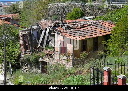 Verlassenes traditionelles Haus mit gebrochenem Dach und Wänden in Ani Poli, der historischen oberen Altstadt von Thessaloniki, Griechenland Stockfoto