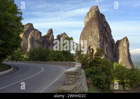 Kurvige Straße zwischen den Bergen von Meteora mit berühmten Klöstern in der Nähe von Kalambaka in Griechenland, touristische Attraktion und Landschaft f Stockfoto