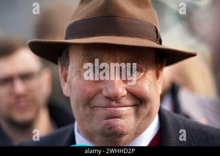 Trainer Nicky Henderson auf der Newbury Racecourse, Berkshire. Bilddatum: Samstag, 10. Februar 2024. Stockfoto