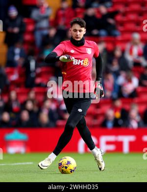 Burnley Torhüter James Trafford wärmt sich vor dem Spiel der Premier League in Anfield, Liverpool auf. Bilddatum: Samstag, 10. Februar 2024. Stockfoto