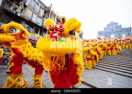 Macau. Februar 2024. Künstler führen einen Löwentanz auf, um das chinesische Neujahrsfest vor den Ruinen von St. zu feiern Paul ist am 10. Februar 2024 im südchinesischen Macao. Am ersten Tag des Jahres des Drachen wurden Tourneen, die vom Tourismusbüro der Regierung Macaus organisiert wurden, in den Ruinen von St. Paul's und der Senado-Platz, um das chinesische Neujahrsfest zu feiern. Ein 238 Meter langer „tanzender goldener Drache“ besuchte auch mehrere große malerische Orte von Macao. Quelle: Cheong Kam Ka/Xinhua/Alamy Live News Stockfoto