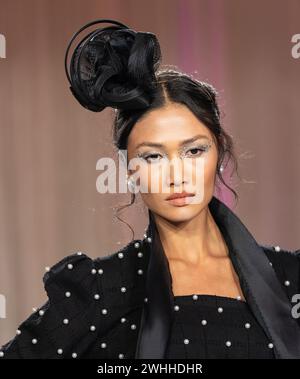 New York, New York, USA. Februar 2024. Model spaziert auf dem Laufsteg während der Fashion Show von Nardos Imam für NARDOS während der Fashion Week im Lotos Club in New York im Herbst 2024 (Foto: © Lev Radin/Pacific Press via ZUMA Press Wire) NUR ZUR REDAKTIONELLEN VERWENDUNG! Nicht für kommerzielle ZWECKE! Stockfoto