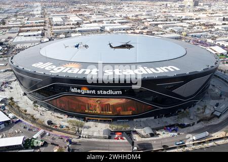 Paradies, Usa. Februar 2024. Ein U.S. Customs and Border Protection Air and Marine Operations UH-60 Black Hawk Hubschrauber und ein Airbus AS350 A-Star Hubschrauber überfliegen das Allegiant Stadium während einer Sicherheitsdurchsuchung vor dem American Football Super Bowl LVIII, 8. Februar 2024 in Las Vegas, Nevada. Der Super Bowl ist das jährliche Meisterschaftsspiel der National Football League und wird am 11. Februar ausgetragen. Quelle: Jerry Glaser/CBP Photos/Alamy Live News Stockfoto