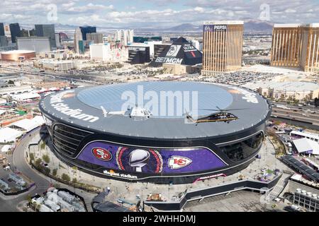 Paradies, Usa. Februar 2024. Ein U.S. Customs and Border Protection Air and Marine Operations UH-60 Black Hawk Hubschrauber und ein Airbus AS350 A-Star Hubschrauber überfliegen das Allegiant Stadium während einer Sicherheitsdurchsuchung vor dem American Football Super Bowl LVIII, 8. Februar 2024 in Las Vegas, Nevada. Der Super Bowl ist das jährliche Meisterschaftsspiel der National Football League und wird am 11. Februar ausgetragen. Quelle: Jerry Glaser/CBP Photos/Alamy Live News Stockfoto