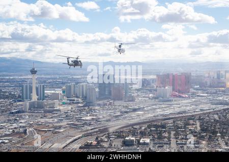 Paradies, Usa. Februar 2024. Ein U.S. Customs and Border Protection Air and Marine Operations UH-60 Black Hawk Hubschrauber und ein Airbus AS350 A-Star Hubschrauber fliegen während einer Sicherheitsdurchsuchung vor dem American Football Super Bowl LVIII am 8. Februar 2024 in Las Vegas, Nevada, über den Las Vegas Strip. Der Super Bowl ist das jährliche Meisterschaftsspiel der National Football League und wird am 11. Februar ausgetragen. Quelle: Jerry Glaser/CBP Photos/Alamy Live News Stockfoto