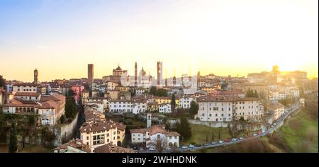 Hohe Sicht auf die Gebäude in Bergamo Alta während der Dämmerung, Lombardei Italien. Stockfoto