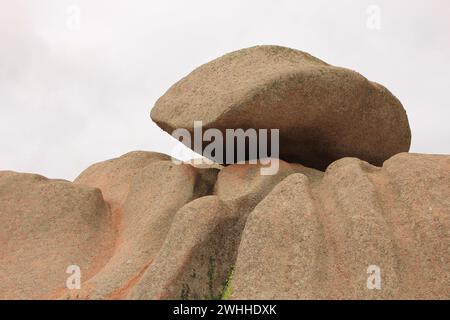 Wunderschöne Felsen an der Küste von Granit Rose, Bretagne. Stockfoto