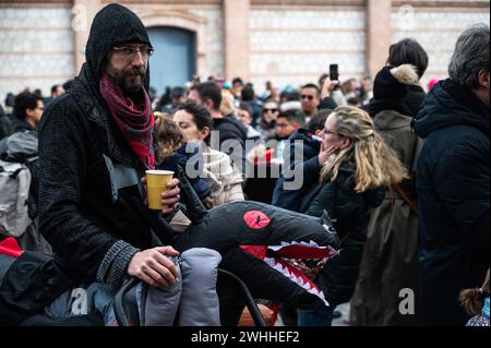 Madrid, Spanien. Februar 2024. Ein Mann, der während der Karnevalsfeier in Matadero Madrid als mittelalterlicher Charakter mit einem aufblasbaren Drachen verkleidet ist. Quelle: Marcos del Mazo/Alamy Live News Stockfoto