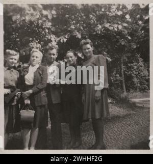 Vintage-Amateur-Gruppenfoto von glücklichen Sowjetmenschen nach dem 2. weltkrieg, Deutschland, 1945-1948 Stockfoto