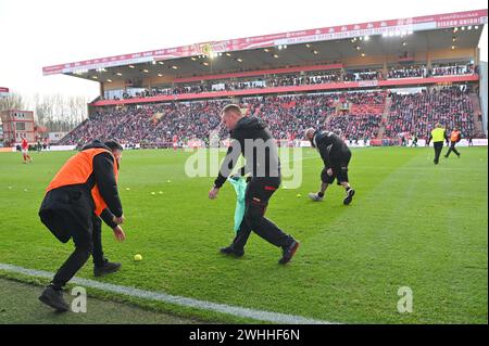 Berlin, Deutschland. Februar 2024. Berlin, Deutschland. 10. Februar 2024: Tennisbälle werden aus Protest gegen den DFB während des Spiels Bundesliga - 1.FC Union Berlin gegen VfL Wolfsburg - an der Alten Foersterei vom Spielfeld gereinigt. Berlin, Deutschland. (Ryan Sleiman /SPP) Credit: SPP Sport Press Photo. /Alamy Live News Stockfoto