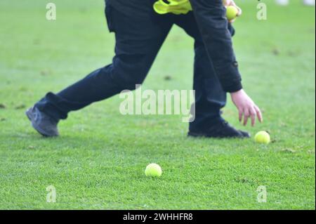 Berlin, Deutschland. Februar 2024. Berlin, Deutschland. 10. Februar 2024: Temnnis-Bälle werden während des Spiels Bundesliga - 1.FC Union Berlin gegen VfL Wolfsburg - an der Alten Försterei vom Spielfeld gereinigt. Berlin, Deutschland. (Ryan Sleiman /SPP) Credit: SPP Sport Press Photo. /Alamy Live News Stockfoto