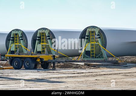 Windturbinenschaufeln werden in der Nähe der Baustelle, der Schwerindustrie, gelagert, um ein Kraftwerk für erneuerbare Energien, Cop, vorzubereiten Stockfoto