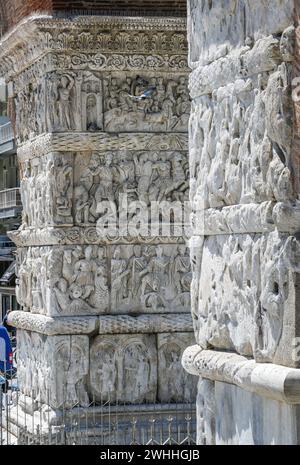 Säule des Arch of Galerius, plastisches byzantinisches Marmorrelief, das Schlachten und Triumph zeigt, historisches Denkmal der frühen Kunst, Wahrzeichen Stockfoto