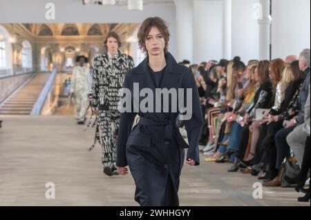 New York, New York, USA. Februar 2024. (NEU) Libertine - Runway - Februar 2024 New York Fashion Week. 9. Februar 2024, New York, New York, USA: Ein Model spaziert auf dem Laufsteg der Libertine Show während der New York Fashion Week – Februar 2024: Die Shows im Starrett-Lehigh Building am 9. Februar 2024 in New York City. (Foto: M10s/TheNews2) (Foto: M10s/Thenews2/Zumapress) (Bild: © Ron Adar/TheNEWS2 Via ZUMA Press Wire) NUR ZUR REDAKTIONELLEN VERWENDUNG! Nicht für kommerzielle ZWECKE! Stockfoto