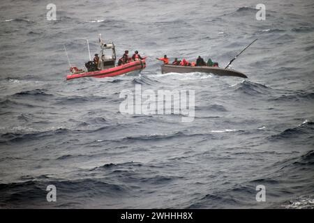 Karibik, Haiti. Januar 2024. Eine kleine Schiffsbesatzung der US-Küstenwache greift an, um ein sinkendes Schiff zu retten, das 33 haitianische Flüchtlinge während 12 Fuß hoher See und Windgeschwindigkeiten von bis zu 46 km/h am 22. Januar 2024 vor der Küste Haitis transportierte. Quelle: USCG/U.S. Coast Guard/Alamy Live News Stockfoto