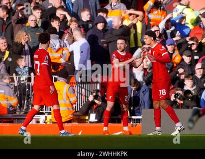 Liverpool's Diogo Jota (2. Rechts) feiert das erste Tor ihrer Mannschaft während des Premier League-Spiels in Anfield, Liverpool. Bilddatum: Samstag, 10. Februar 2024. Stockfoto