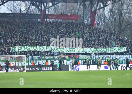 Berlin, Deutschland. Februar 2024. Berlin, Deutschland. 10. Februar 2024: Die Fans des VfL Wolfsburg senden eine Nachricht an Blackstone während des Spiels Bundesliga - 1.FC Union Berlin gegen VfL Wolfsburg - an der Alten Försterei. Berlin, Deutschland. (Ryan Sleiman /SPP) Credit: SPP Sport Press Photo. /Alamy Live News Stockfoto
