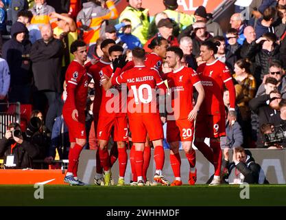 Liverpool's Diogo Jota (zweite rechts) feiert mit seinen Teamkollegen, nachdem sie während des Premier League-Spiels in Anfield, Liverpool, das erste Tor des Spiels erzielt haben. Bilddatum: Samstag, 10. Februar 2024. Stockfoto