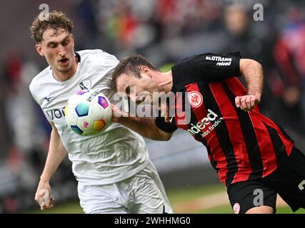 10. Februar 2024, Hessen, Frankfurt/Main: Fußball: Bundesliga, Eintracht Frankfurt - VfL Bochum, 21. Spieltag im Deutsche Bank Park. Frankfurter Mario Götze (r) und Bochumer Patrick Osterhage kämpfen um den Ball. Foto: Arne Dedert/dpa - WICHTIGER HINWEIS: Gemäß den Vorschriften der DFL Deutschen Fußball-Liga und des DFB Deutschen Fußball-Bundes ist es verboten, im Stadion und/oder im Spiel aufgenommene Fotografien in Form von sequenziellen Bildern und/oder videoähnlichen Fotoserien zu verwenden oder zu verwenden. Stockfoto