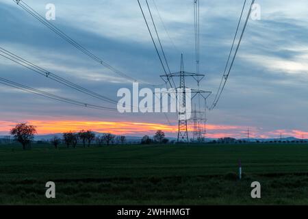 Freileitungsstrecke für die Energieübertragung Stockfoto