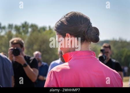 Katalin Novak, die Präsidentin der Republik Ungarn, mit ihrem Rücken zu Fotografen bei einer Presseveranstaltung am 29. September. 2023. Pakozd, Ungarn Stockfoto