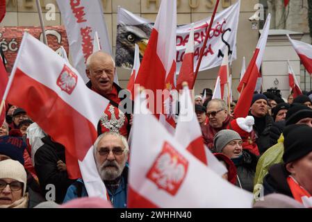 Protest Gegen Die Regierung In Warschau. Die Menschen schreien Parolen, während sie während eines regierungsfeindlichen Protests am 10. Februar 2024 in Warschau, Polen, die Nationalflaggen Polens schwenken. Mehrere Hunderte Anhänger der Partei für Recht und Gerechtigkeit der PiS versammelten sich vor dem Verfassungsgericht in Warschau zu einem anti-staatlichen Protest gegen die Regierungskoalition unter der Führung des pro-europäischen Donald Tusk. Warschau Polen Copyright: XAleksanderxKalkax Stockfoto