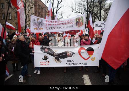 Protest Gegen Die Regierung In Warschau. Die Menschen schreien Parolen, während sie während eines regierungsfeindlichen Protests am 10. Februar 2024 in Warschau, Polen, die Nationalflaggen Polens schwenken. Mehrere Hunderte Anhänger der Partei für Recht und Gerechtigkeit der PiS versammelten sich vor dem Verfassungsgericht in Warschau zu einem anti-staatlichen Protest gegen die Regierungskoalition unter der Führung des pro-europäischen Donald Tusk. Warschau Polen Copyright: XAleksanderxKalkax Stockfoto