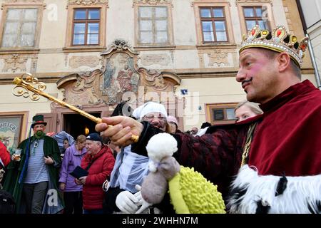 Prag, Tschechische Republik. Februar 2024. In traditionellen Karnevalskostümen gekleidete Menschen laufen während der traditionellen Volkskarnevalsparade in Prag in der Tschechischen Republik von Haus zu Haus. Fröhliche maskierte Nachtschwärmer spazieren mit einer Musikband durch das Dorf Haus für Haus, um den abbrechenden Winter, den bevorstehenden Frühling und den Beginn der vierzigtägigen Fastenzeit zu feiern. (Kreditbild: © Slavek Ruta/ZUMA Press Wire) NUR REDAKTIONELLE VERWENDUNG! Nicht für kommerzielle ZWECKE! Stockfoto