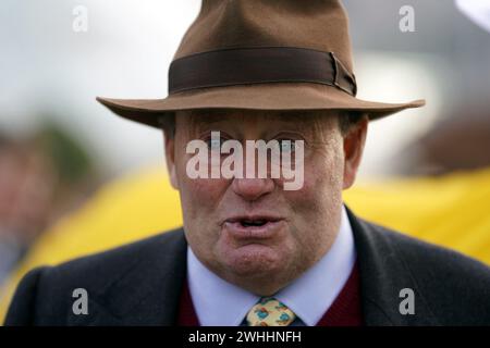 Trainer Nicky Henderson auf der Newbury Racecourse, Berkshire. Bilddatum: Samstag, 10. Februar 2024. Stockfoto