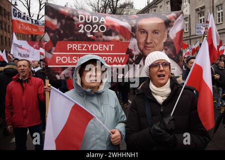 Protest Gegen Die Regierung In Warschau. Die Demonstranten halten ein Banner, das den polnischen Präsidenten Andrzej Duda zeigt, und schwenken die polnischen Nationalflaggen während eines Protests gegen die Regierung am 10. Februar 2024 in Warschau, Polen. Mehrere Hunderte Anhänger der Partei für Recht und Gerechtigkeit der PiS versammelten sich vor dem Verfassungsgericht in Warschau zu einem anti-staatlichen Protest gegen die Regierungskoalition unter der Führung des pro-europäischen Donald Tusk. Warschau Polen Copyright: XAleksanderxKalkax Stockfoto