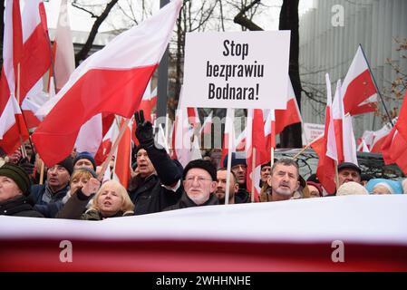 Protest Gegen Die Regierung In Warschau. Demonstranten schwenken die Nationalflaggen Polens und halten ein Schild, das Adam Bodnars Gesetzlosigkeit während eines regierungsfeindlichen Protests am 10. Februar 2024 in Warschau, Polen, anzeigt. Mehrere Hunderte Anhänger der Partei für Recht und Gerechtigkeit der PiS versammelten sich vor dem Verfassungsgericht in Warschau zu einem anti-staatlichen Protest gegen die Regierungskoalition unter der Führung des pro-europäischen Donald Tusk. Warschau Polen Copyright: XAleksanderxKalkax Stockfoto