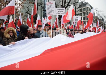 Protest Gegen Die Regierung In Warschau. Die Menschen halten Polens Nationalflaggen, während sie am 10. Februar 2024 an einem Protest gegen die Regierung in Warschau, Polen, teilnehmen. Mehrere Hunderte Anhänger der Partei für Recht und Gerechtigkeit der PiS versammelten sich vor dem Verfassungsgericht in Warschau zu einem anti-staatlichen Protest gegen die Regierungskoalition unter der Führung des pro-europäischen Donald Tusk. Warschau Polen Copyright: XAleksanderxKalkax Stockfoto