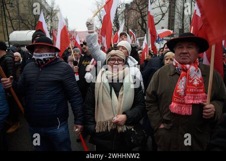 Protest Gegen Die Regierung In Warschau. Die Menschen schreien Parolen, während sie während eines regierungsfeindlichen Protests am 10. Februar 2024 in Warschau, Polen, die Nationalflaggen Polens schwenken. Mehrere Hunderte Anhänger der Partei für Recht und Gerechtigkeit der PiS versammelten sich vor dem Verfassungsgericht in Warschau zu einem anti-staatlichen Protest gegen die Regierungskoalition unter der Führung des pro-europäischen Donald Tusk. Warschau Polen Copyright: XAleksanderxKalkax Stockfoto