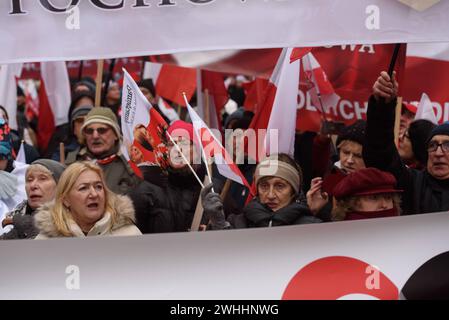 Protest Gegen Die Regierung In Warschau. Die Menschen schreien Parolen, während sie während eines regierungsfeindlichen Protests am 10. Februar 2024 in Warschau, Polen, die Nationalflaggen Polens schwenken. Mehrere Hunderte Anhänger der Partei für Recht und Gerechtigkeit der PiS versammelten sich vor dem Verfassungsgericht in Warschau zu einem anti-staatlichen Protest gegen die Regierungskoalition unter der Führung des pro-europäischen Donald Tusk. Warschau Polen Copyright: XAleksanderxKalkax Stockfoto