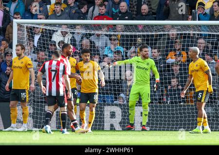 Wolverhampton, Großbritannien. Februar 2024. Der Torhüter der Wölfe José Sá positioniert seine Verteidigung während des Premier League-Spiels zwischen den Wolverhampton Wanderers und Brentford am 10. Februar 2024 in Molineux, Wolverhampton, England. Foto von Stuart Leggett. Nur redaktionelle Verwendung, Lizenz für kommerzielle Nutzung erforderlich. Keine Verwendung bei Wetten, Spielen oder Publikationen eines einzelnen Clubs/einer Liga/eines Spielers. Quelle: UK Sports Pics Ltd/Alamy Live News Stockfoto