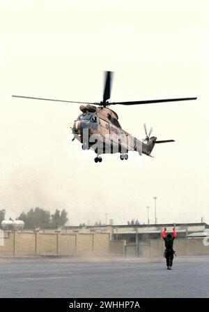 Erster Golfkrieg: 6. März 1991 ein RAF-Hubschrauber trifft mit dem britischen Premierminister John Major ein, um sich mit dem Kronprinzen in Kuwait City zu treffen. Stockfoto