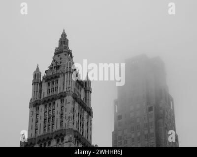 Monochromatisches Bild des Woolworth-Gebäudes und der 99 Church Street. Stockfoto