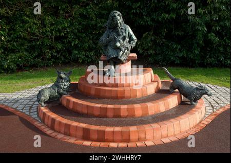 Windsor, Berkshire, Großbritannien. Februar 2013. Die Windsor Lady - die Königin und ihr Corgis in Bachelors Acre, Windsor, Berkshire. Die Windsor-Lady ist ein Geschenk einer Maidenhead-Bildhauerin Lydia Karpinksa, die in Bronze in der figurativen Tradition arbeitet. Die Statue zeigt Königin Elisabeth II., etwas informell gekleidet und von sechs Corgis umgeben. Kredit: Maureen McLean/Alamy Stockfoto