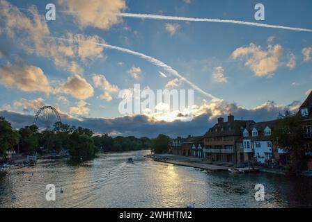 Windsor, Berkshire, Großbritannien. September 2007. Die Sonne geht über die Themse in Windsor, Berkshire, unter. Kredit: Maureen McLean/Alamy Stockfoto