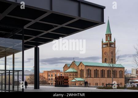 Neue Nationalgalerie in Berlin und St.-MatthÃ¤-Kirche Stockfoto