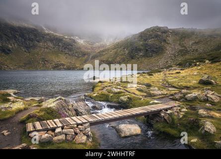 Mystische Gelassenheit: Die Tristaina Seen von Nebel in Andorra umarmt Stockfoto