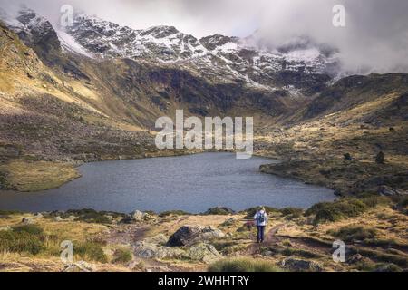 Die Reise einer Frau auf ruhigen Wegen an den Tristaina Lakes, Andorra Stockfoto