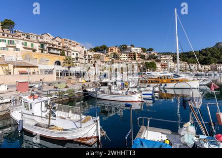 Traditionelle Boote vor dem Viertel Santa Catalina Stockfoto