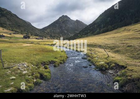 Fluss durch Vall D'Incles in den Pyrenäen, Andorra Stockfoto