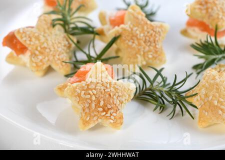 Blätterteigsterne mit Lachs und Käse Stockfoto