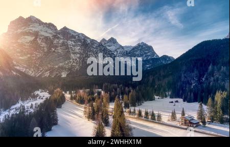 Winter Sonnenuntergang über schneebedeckten Gipfeln am Auronzo Di Cadore, Italien. Eine atemberaubende Winterszene Stockfoto