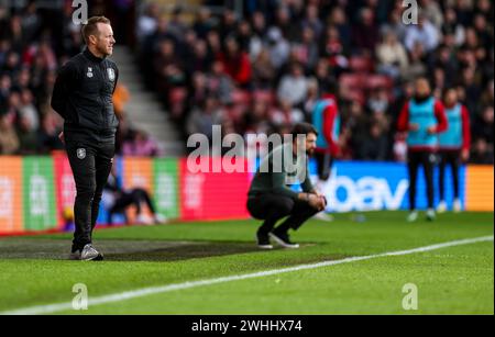 Huddersfield Town-Manager Jon Worthington und Southampton-Manager Russell Martin an der Touchline während des Sky Bet Championship-Spiels im St.Mary's Stadium in Southampton. Bilddatum: Samstag, 10. Februar 2024. Stockfoto