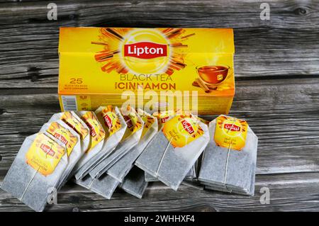 Kairo, Ägypten, 7. Februar 2024: Lipton schwarzer Tee mit Zimtbeuteln, Summe aus gereiften Teeblättern, Lipton, eine britisch-amerikanische Teemarke, im Besitz von Lipto Stockfoto